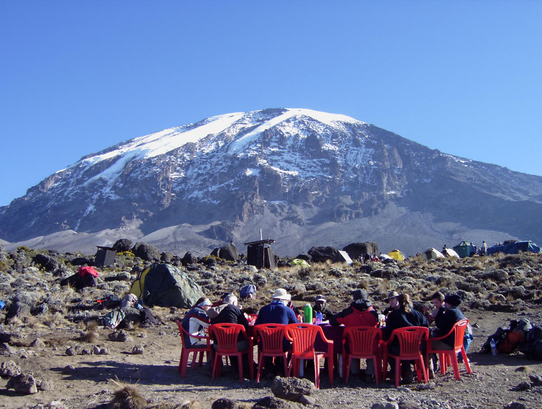 tanzania_mount_kilimanjaro_breakfast-at-shira-plateau-with-kibo-behind
